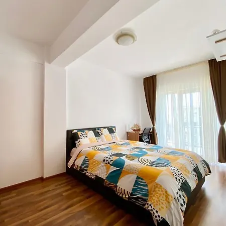 Cozy 2 Bedroom Private Parking Apartment *